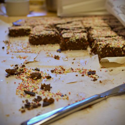 Kæmpemæssig romkuglekage til åbent hus i Gevninge Kulturhus #Frivilligugen 2025