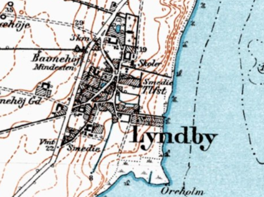 Kort over Lyndby ca. 1907. Anløsbroen er ikke med på dette kortudsnit. Lyndby har tidligere været hjemplads for flere fjordfiskere, der fiskede med net, hvor havnen i dag er plads for små- og lystbåde. Kilde: Lavkantkort KMS 1908